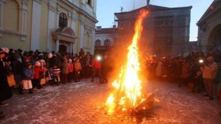 VIDEO Sărbătorile pe rit vechi. Sârbii din Timișoara au aprins badnjak-ul